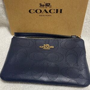 Coach wristlet letter signa corner zip
: Length: 6.25"
Height: 4.0"
Width: 0.5"